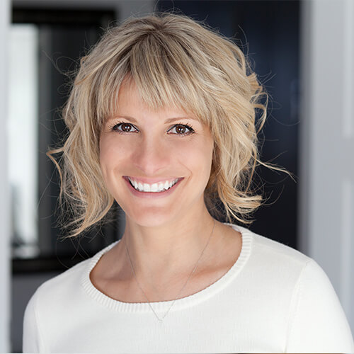 Headshot of a woman with a beautiful smile thanks to smile design